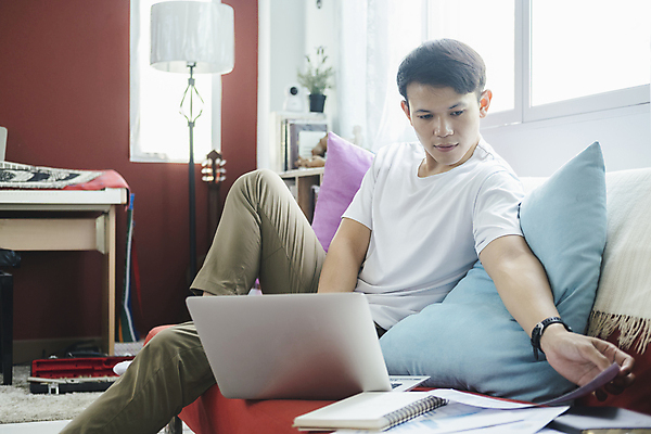 포토 JPG 해외이미지 학생 여유 인터넷 사업가 통신 가정 무선통신 설계 한명 미소 노트북 학습 스터디 컴퓨터 디지털 업무 작업 계획 연결 토론 무선전화기 온라인 멍청이 블로거 소셜미디어 채팅 안락 해외포토 직업 1 교육 감정 컨셉 표정 사람 전자제품 전화기 파일형식 이미지허브