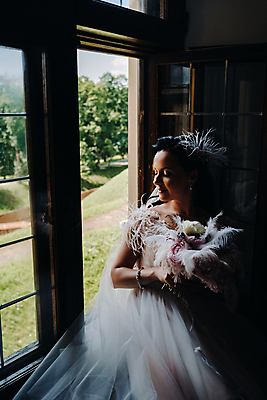 포토 JPG 해외이미지 주간 여자 신부 부케 웨딩드레스 결혼 창문 실내 한명 미소 들기 앉기 상반신 성인 앞모습 옆모습 눈감음 창가 성인여자한명만 웨딩촬영 해외포토 자연요소 1 드레스 뷰포인트 꽃다발 모션 표정 사람 이벤트 내부 기념사진 여자한명만 성인여자만 파일형식 이미지허브
