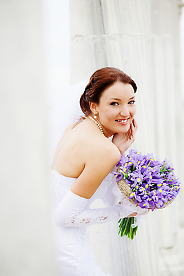 포토 JPG 해외이미지 백인 모델 헤어스타일 응시 드레스 옷 여자 꽃 행복 꽃다발 포즈 장갑 결혼 한명 미소 사람 성인 야외 뷰티 유행 흰색 가운 화려 고급 우아함 유혹 실크 제비꽃 만족 붓꽃 스타일 해외포토 서양인 식물 1 시선 잡화 감정 컬러 컨셉 표정 이벤트 직물 파일형식 이미지허브