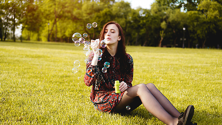 포토 JPG 해외이미지 백인 라이프스타일 공원 여자 꽃 행복 감정 자연 놀이 갈색머리 한명 사람 야외 초록색 컬러풀 뷰티 유행 맑음 놀람 봄 거품 기쁨 꿈 에너지 자유 개화 숲 긍정 비누 강렬 돌봄 타격 해외포토 서양인 식물 1 헤어스타일 계절 공공시설 컬러 컨셉 모션 날씨 표정 생활 위생용품 생태계 파일형식 이미지허브