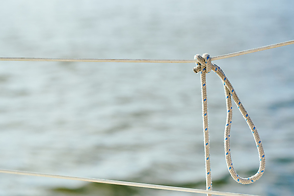 포토 JPG 해외이미지 라이프스타일 선 밧줄 스포츠 바다 여행 백그라운드 요트 교통시설 하늘 휴가 휴식 항해 사람없음 야외 물 파란색 장비 자유 흰색 보트 코드 크루즈 갑판 지중해 철 묘사 활 함선 매듭 철강 철책 수평선 해외포토 자연요소 줄 컬러 교통 컨셉 배_교통 생활 시설 파일형식 이미지허브