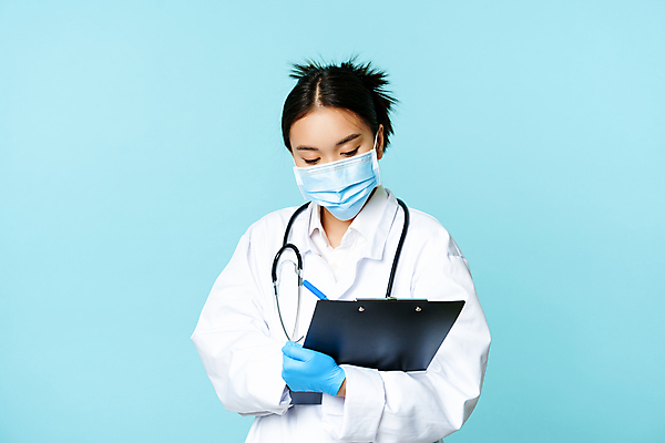 포토 JPG 해외이미지 여자 청진기 실내 마스크 한명 들기 동양인 상반신 성인 앞모습 의료진 의사 기록 파란배경 서류판 성인여자한명만 해외포토 직업 1 뷰포인트 백그라운드 의학 의료기기 모션 사람 인종 내부 파란색 사무용품 여자한명만 성인여자만 파일형식 이미지허브