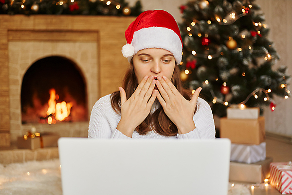 포토 JPG 해외이미지 모자 행복 크리스마스 겨울 비즈니스 산타모자 휴가 새로움 주택 한명 미소 사람 노트북 빛 컴퓨터 산타클로스 웹 흰색 관찰 구매 야간 연도 사이버 검색 벽난로 부름 온라인 동영상 소셜 클라우스 해외포토 자연요소 모자_잡화 1 잡화 계절 기념일 감정 컬러 컨셉 인터넷 모션 표정 건물 전자제품 쇼핑 파일형식 이미지허브