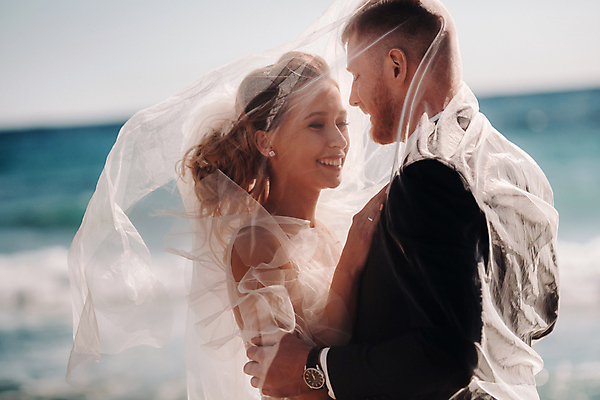 포토 JPG 해외이미지 주간 응시 여자 남자 바다 웨딩드레스 결혼 신혼부부 안기 면사포 사랑 미소 정장 턱시도 상반신 성인 야외 두명 아웃포커스 마주보기 감싸기 신랑신부 성인만 수평선 웨딩촬영 해외포토 자연요소 부부 시선 드레스 옷 감정 신부_웨딩 신랑 모션 촬영기법 표정 사람 이벤트 신혼 결혼소품 기념사진 파일형식 이미지허브