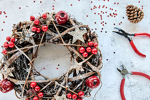 포토 JPG 해외이미지 나무 디자인 열매 종이 크리스마스 겨울 교실 수업 휴가 새해 관리 창조 미술 사람 이벤트 취미 사람없음 장식 빨간색 초록색 화환 흰색 나뭇가지 축하 인사 소나무 작업실 공예 꽃집 심볼 수공예 DIY 고립 핸드메이드 미니멀리스트 해외포토 식물 계절 교육 기념일 꽃 컬러 컨셉 학교 문화예술 상점 예절 파일형식 이미지허브