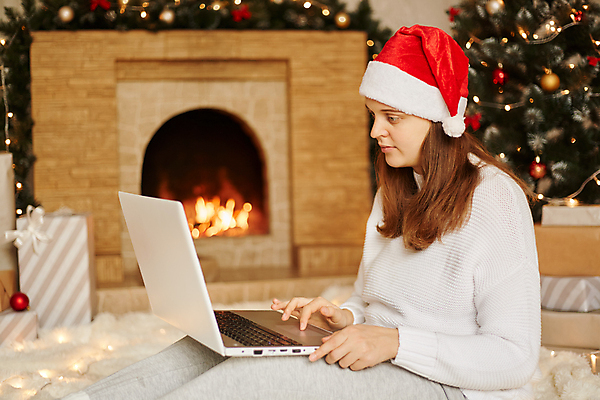 포토 JPG 해외이미지 라이프스타일 여자 행복 크리스마스 겨울 비즈니스 통신 산타모자 불 휴가 새해 주택 실내 선물 한명 미소 장식 노트북 쇼핑 인테리어 크리스마스트리 희망 놀람 우정 축하 잡기 업무 신용카드 바이러스 연결 사이버 벽난로 소원 온라인 해외포토 자연요소 모자_잡화 1 디자인 계절 기념일 감정 컨셉 모션 표정 사람 내부 건물 생활 금융 친구 전자제품 작업 파일형식 이미지허브