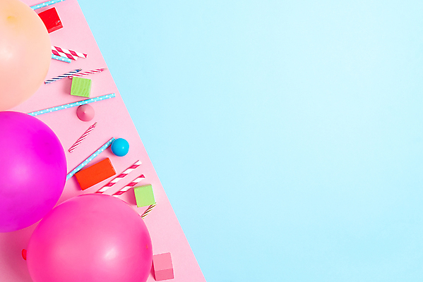 포토 JPG 해외이미지 초 실내 빨대 사람없음 하이앵글 파티 축하 생일 즐거움 파란배경 풍선 카피스페이스 분홍색배경 해외포토 기념일 감정 뷰포인트 분홍색 백그라운드 컨셉 이벤트 내부 파란색 공백 파일형식 이미지허브