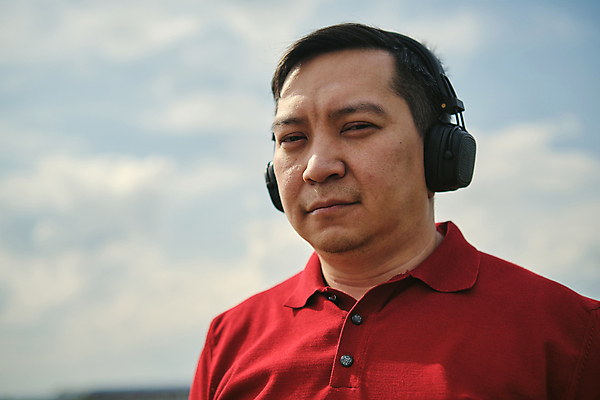 포토 JPG 해외이미지 라이프스타일 남자 음악 청소년 하늘 무선통신 수염 한명 사람 성인 야외 가로 헤드폰 개성 남자한명만 성인만 해외포토 1 음향기기 통신 문화예술 생활 남자만 파일형식 이미지허브