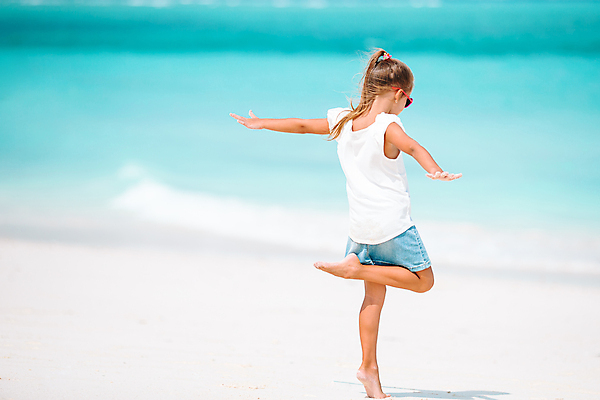 포토 JPG 해외이미지 주간 전신 라이프스타일 여자 수영복 어린이 섬 여행 팔벌리기 휴식 한명 해변 야외 뒷모습 여름휴가 바캉스 몰디브 다리들기 소녀한명만 해외포토 자연요소 1 옷 아시아 바다 뷰포인트 컨셉 모션 휴가 사람 생활 여자한명만 소녀만 파일형식 여름_계절 이미지허브