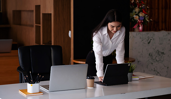 포토 JPG 해외이미지 백인 직업 라이프스타일 응시 여자 행복 인터넷 비즈니스 사업가 통신 성공 노동자 주택 직장 실내 한명 미소 사람 앉기 성인 노트북 컴퓨터 사무실 업무 작업 비즈니스우먼 자신감 종업원 사이버 스마트 책상 경영자 온라인 해외포토 서양인 1 시선 감정 가구 컨셉 회사 모션 표정 내부 건물 생활 전자제품 직장인 리더 파일형식 이미지허브