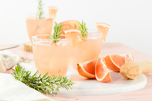 포토 JPG 해외이미지 식탁 잔 도마 실내 사람없음 아웃포커스 자몽 로즈메리 과일조각 과즙기 자몽에이드 자몽주스 해외포토 식기 조각 과일 탁자 주방용품 촬영기법 내부 과일주스 허브 에이드 파일형식 이미지허브