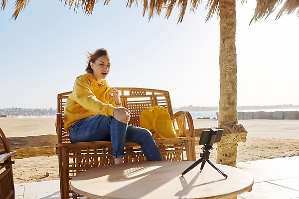 포토 JPG 해외이미지 백인 1 라이프스타일 계절 여자 행복 모래 파도 바다 40대 중년 여행 겨울 통신 자연 휴가 휴식 대화 한명 사람 해변 야외 물 스마트폰 기쁨 긍정 온라인 동영상 해외포토 자연요소 서양인 감정 컨셉 말하기 성인 생활 핸드폰 스마트기기 생태계 파일형식 이미지허브