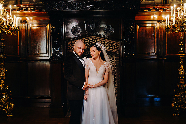 포토 JPG 해외이미지 응시 여자 남자 웨딩드레스 결혼 신혼부부 실내 사랑 미소 정장 턱시도 상반신 성인 두명 앞모습 옆모습 손잡기 신랑신부 예식장 성인만 웨딩촬영 해외포토 부부 시선 드레스 옷 감정 신부_웨딩 뷰포인트 신랑 모션 표정 사람 이벤트 내부 공간 신혼 기념사진 파일형식 이미지허브