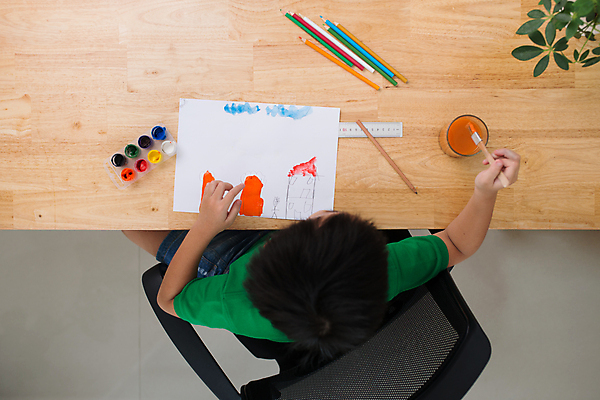 포토 JPG 해외이미지 남자 어린이 실내 한명 동양인 소년 상반신 뒷모습 하이앵글 물감 그리기 책상 소년한명만 해외포토 1 뷰포인트 가구 모션 사람 인종 내부 미술도구 남자한명만 소년만 파일형식 이미지허브