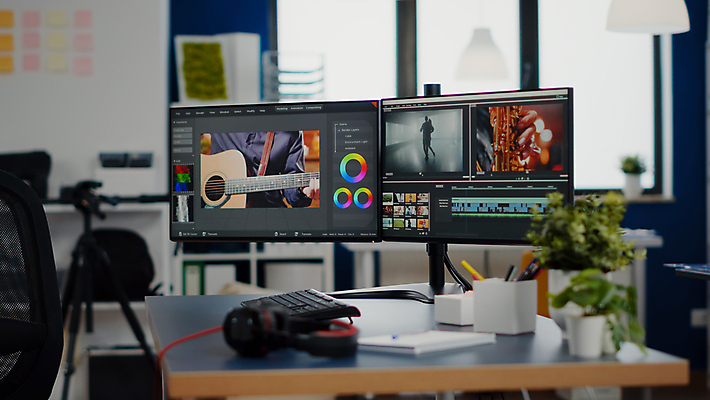 포토 JPG 해외이미지 화분 실내 상반신 사람없음 그래픽 모니터 헤드셋 키보드 책상 연필꽂이 화이트보드 영상편집 해외포토 음향기기 가구 문구용품 내부 컴퓨터 헤드폰 파일형식 이미지허브