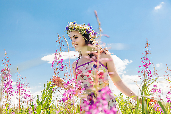 포토 JPG 해외이미지 모델 드레스 여자 꽃 밭 자연 하늘 휴식 건강 한명 사람 풍경 초원 야외 초록색 여름 태양 뷰티 봄 자유 시골 해외포토 자연요소 식물 1 옷 계절 컬러 컨셉 농업 생태계 파일형식 이미지허브