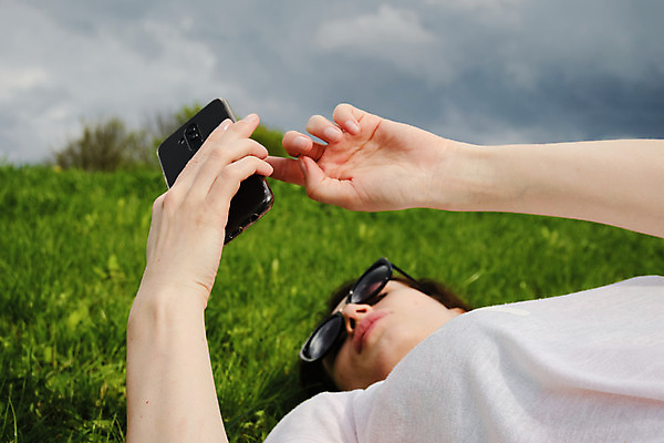 포토 JPG 해외이미지 라이프스타일 손 응시 공원 여자 얼굴 인터넷 통신 자연 모바일 휴가 휴식 갈색머리 한명 사람 성인 야외 초록색 전자제품 스마트폰 핸드폰 독서 햇빛 우주 정원 맑음 잡기 어플리케이션 전화기 스마트 소셜 소프트웨어 혼자 해외포토 1 헤어스타일 시선 공공시설 컬러 컨셉 모션 날씨 생활 신체부위 스마트기기 태양 생태계 파일형식 이미지허브