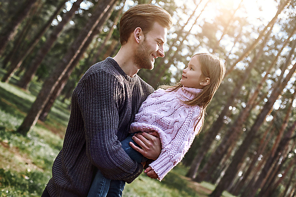 포토 JPG 해외이미지 백인 라이프스타일 계절 남자 딸 행복 감정 얼굴 어린이 밭 가족 자연 놀이 함께함 사랑 웃음 사람 성인 야외 두명 부모 햇빛 귀여움 일몰 기쁨 잡기 아빠 숲 연결 걸음마 돌봄 유대감 해외포토 서양인 컨셉 농업 관계 모션 표정 생활 신체부위 태양 노을 생태계 파일형식 이미지허브