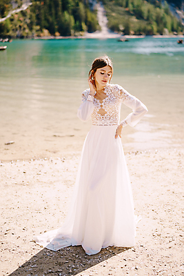 포토 JPG 해외이미지 전신 서양인 여자 신부 웨딩드레스 허리손 자연 결혼식 한명 성인 야외 앞모습 강가 성인여자한명만 웨딩촬영 해외포토 외국인 1 드레스 뷰포인트 포즈 결혼 사람 강 생태계 기념사진 여자한명만 성인여자만 파일형식 이미지허브