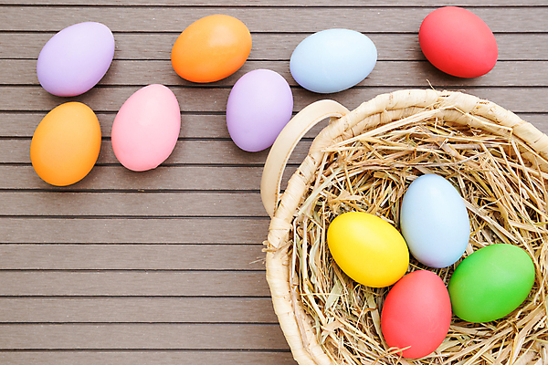 포토 JPG 해외이미지 실내 사람없음 바구니 볏짚 담기 부활절계란 나무배경 알록달록 해외포토 백그라운드 모션 부활절 내부 컬러풀 계란 짚 파일형식 이미지허브