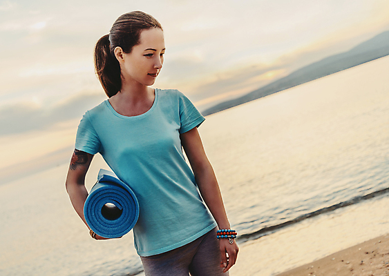 포토 JPG 해외이미지 백인 1 라이프스타일 여자 스포츠 바다 요가 자연 운동선수 갈색머리 건강 한명 서기 사람 성인 야외 운동 일몰 매트 잡기 연습 체조 해외포토 서양인 헤어스타일 웰빙 모션 생활 노을 생태계 파일형식 이미지허브