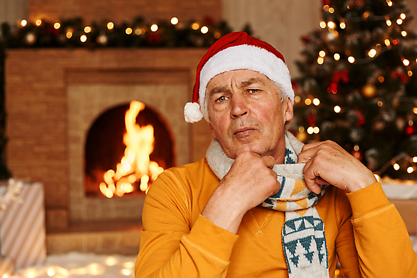 포토 JPG 해외이미지 응시 백그라운드 크리스마스 거실 포장 불 휴가 새로움 스트레스 주택 기념 피곤 한명 사람 빨간색 산타클로스 머리 축제 목도리 고통 축하 좌절 12월 연도 벽난로 나쁜 고립 돌봄 소셜 옛날 혼자 클라우스 해외포토 자연요소 1 시선 잡화 기념일 감정 컬러 컨셉 모션 건물 신체부위 날짜 파일형식 이미지허브