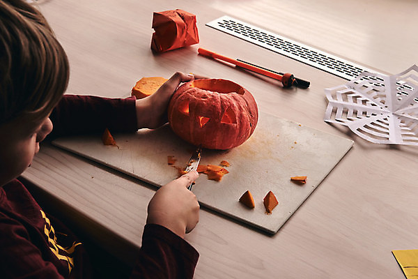 포토 JPG 해외이미지 전통 계절 아들 얼굴 어린이 조각 오렌지 장난 가족 탁자 호박 엄마 휴가 주택 기념 함께함 관리 한명 이벤트 소년 장식 파티 주방 기쁨 할로윈 등불 축하 대접 칼 무서움 자르기 심볼 준비 만들기 잭 DIY 10월 잭오랜턴 핸드메이드 해외포토 1 남자 감정 가구 컨셉 채소 과일 관계 모션 조명 사람 취미 건물 신체부위 날짜 파일형식 이미지허브