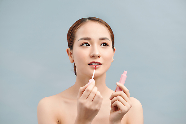 포토 JPG 해외이미지 응시 여자 실내 한명 들기 동양인 상반신 성인 앞모습 화장 뷰티 틴트 성인여자한명만 해외포토 1 시선 뷰포인트 모션 사람 인종 내부 화장품 여자한명만 성인여자만 파일형식 이미지허브