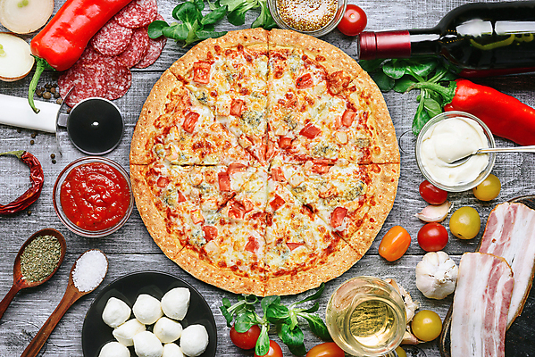 포토 JPG 해외이미지 음식 백그라운드 토마토 탁자 치즈 피자 요리 사람없음 목재 식사 이탈리아 신선 맛 정상 향신료 반죽 후추 성분 바질 모짜렐라치즈 핸드메이드 맛있는 해외포토 나무 유럽 가구 컨셉 채소 재료 유제품 패스트푸드 서양음식 향미료 파일형식 이미지허브