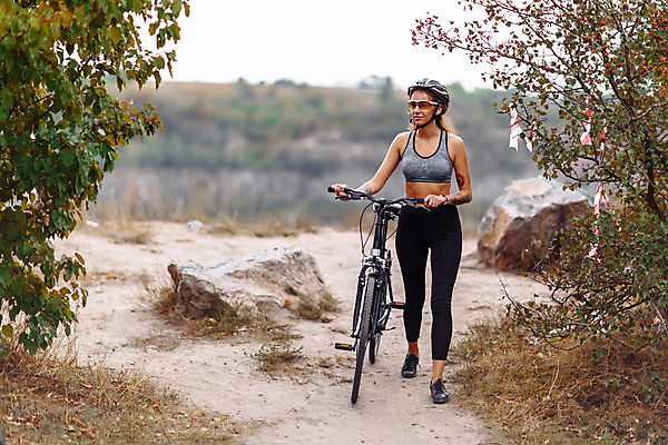 포토 JPG 해외이미지 백인 1 라이프스타일 옷 여자 행복 도로 스포츠 포즈 자연 산 건강 한명 서기 사람 야외 초록색 운동복 운동 우주 자전거 떨어짐 승차 숲 헬멧 순환 단절 바이킹 해외포토 레이스천 서양인 감정 길 컬러 컨셉 교통시설 모션 생활 바이크 직물 보호장비 생태계 파일형식 이미지허브
