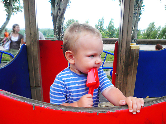 포토 JPG 해외이미지 나무 백인 1 공원 남자 행복 아들 얼굴 어린이 백그라운드 장난 자연 놀이 한명 사람 소년 야외 빨간색 초록색 파란색 청춘 금발 노란색 귀여움 봄 가을 게임 달콤 작음 결백 해외포토 서양인 식물 헤어스타일 계절 공공시설 감정 컬러 컨셉 가족 신체부위 맛 크기 생태계 파일형식 이미지허브