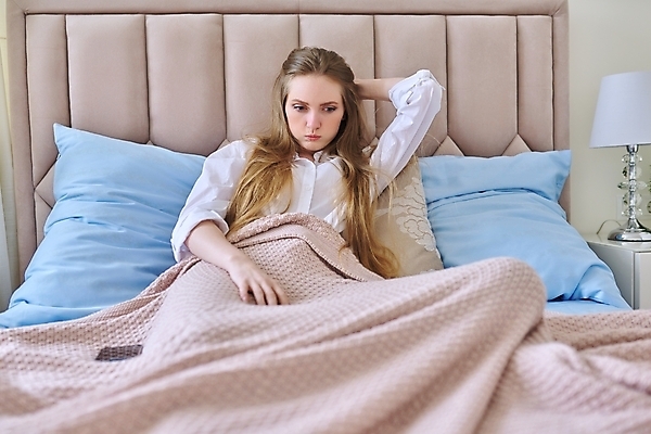 포토 JPG 해외이미지 응시 여자 생각 스트레스 주택 실내 한명 사람 성인 금발 침실 고통 슬픔 침대 표현 좌절 불안 고민 싱글 문제 긴장 나쁜 배려 심각 어려움 우울증 이혼 트러블 혼자 해외포토 1 헤어스타일 시선 감정 가구 컨셉 내부 건물 질병 파일형식 이미지허브