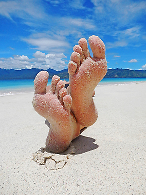 포토 JPG 해외이미지 여자 모래 바다 섬 맨발 발 하늘 휴식 한명 파란색 모래사장 흰색 닫기 휴양지 거짓말 돌봄 벌거벗은 양발 이국적 파라다이스 유일 해외포토 1 컬러 컨셉 모션 사람 신체부위 장소 파일형식 이미지허브