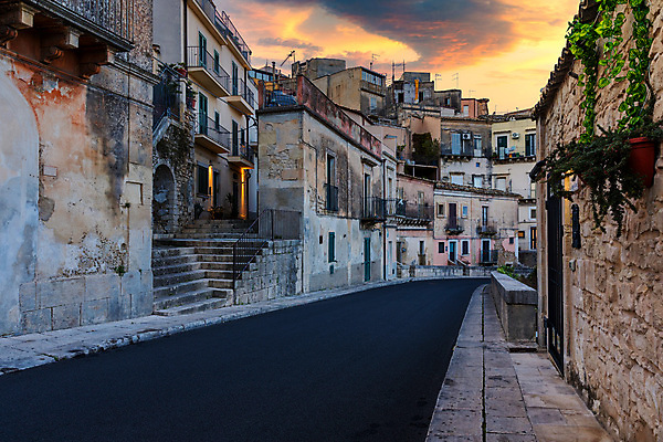포토 JPG 해외이미지 주간 구름 도로 유럽풍경 하늘 거리 사람없음 야외 마을 일출 이탈리아 세계문화유산 담쟁이덩굴 시칠리아섬 옛거리 해외포토 자연요소 유럽 길 섬 교통시설 풍경 노을 문화재 덩굴 파일형식 이미지허브
