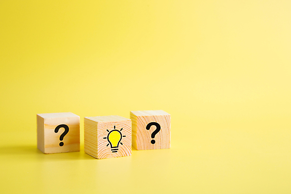 포토 JPG 해외이미지 전구 아이디어 실내 사람없음 물음표 오브젝트 노란배경 나무블록 해외포토 기호 백그라운드 컨셉 내부 목재 노란색 블록 파일형식 이미지허브