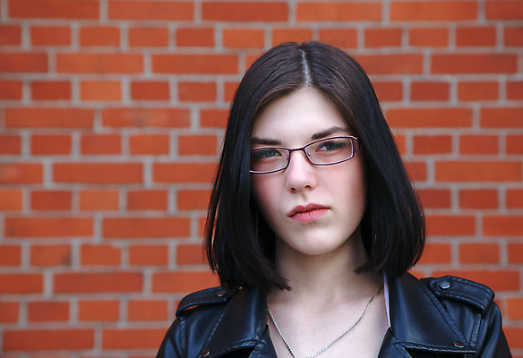 포토 JPG 해외이미지 백인 1 라이프스타일 여자 행복 안경 얼굴 벽 백그라운드 벽돌 갈색머리 한명 사람 성인 야외 여름 갈색 머리 검은색 재킷 신선 피부 돌봄 스타일 해외포토 서양인 헤어스타일 잡화 계절 감정 컬러 모션 생활 신체부위 외투 파일형식 이미지허브