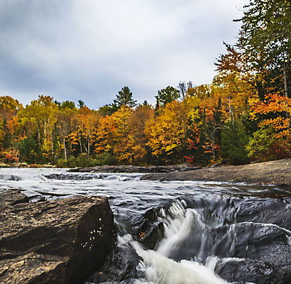 포토 JPG 해외이미지 주간 단풍 하늘 단풍나무 사람없음 야외 계곡 해외포토 자연요소 나무 잎 파일형식 이미지허브
