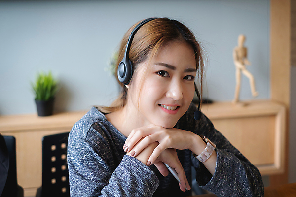 포토 JPG 해외이미지 응시 여자 한명 미소 동양인 상반신 성인 헤드셋 턱괴기 비즈니스우먼 텔레마케팅 성인여자한명만 해외포토 1 시선 음향기기 비즈니스 모션 표정 사람 인종 헤드폰 직장인 서비스업 여자한명만 성인여자만 파일형식 이미지허브