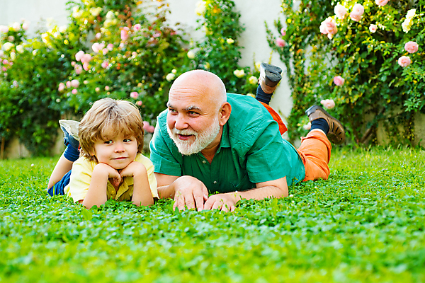 포토 JPG 해외이미지 할아버지 노년 행복 아들 어린이 장난 가족 놀이 휴가 손자 함께함 소년 성인 두명 초록색 부모 봄 기쁨 꿈 육아 성장 아빠 은퇴 옛날 노화 해외포토 계절 남자 감정 컬러 컨셉 관계 사람 손주 파일형식 이미지허브