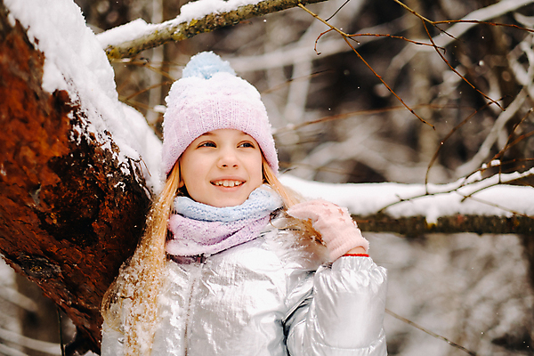 포토 JPG 해외이미지 주간 나무 여자 어린이 겨울 털모자 한명 미소 소녀 상반신 야외 앞모습 아웃포커스 패딩 소녀한명만 해외포토 자연요소 식물 모자_잡화 1 계절 뷰포인트 촬영기법 표정 사람 점퍼 여자한명만 소녀만 파일형식 이미지허브