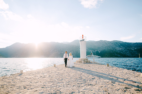 포토 JPG 해외이미지 커플 감정 바다 웨딩드레스 결혼 관계 신혼부부 포옹 자연 결혼식 남편 휴가 산 등대 함께함 사랑 사람 정장 이벤트 성인 야외 두명 물 빛 햇빛 태양 걷기 항구 맑음 낭만 아내 노려봄 나란히 해외포토 자연요소 부부 드레스 옷 컨셉 교통시설 안기 모션 날씨 표정 생태계 신혼 파일형식 이미지허브