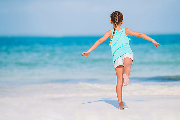 포토 JPG 해외이미지 주간 전신 백인 여자 수영복 어린이 여행 팔벌리기 휴식 한명 해변 야외 뒷모습 여름휴가 바캉스 달리기 소녀한명만 해외포토 자연요소 서양인 1 옷 바다 뷰포인트 컨셉 모션 휴가 사람 여자한명만 소녀만 파일형식 여름_계절 이미지허브