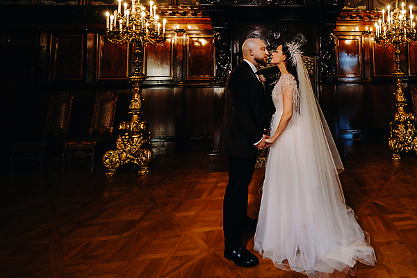 포토 JPG 해외이미지 전신 여자 남자 웨딩드레스 결혼 신혼부부 키스 실내 사랑 서기 미소 정장 턱시도 성인 두명 마주보기 손잡기 신랑신부 예식장 성인만 웨딩촬영 해외포토 부부 드레스 옷 감정 신부_웨딩 신랑 모션 표정 사람 이벤트 내부 공간 애정표현 신혼 기념사진 파일형식 이미지허브