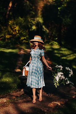 포토 JPG 해외이미지 라이프스타일 헤어스타일 드레스 공원 꽃 행복 꽃다발 꽃무늬 봄꽃 자연 친절 한명 야외 초록색 빛 뷰티 유행 바구니 정원 보라색 봄 꿈 낭만 개화 향기 여름옷 라일락 내추럴 스타일 해외포토 식물 1 옷 계절 공공시설 감정 컬러 컨셉 무늬 사람 생활 생태계 냄새 파일형식 여름_계절 이미지허브