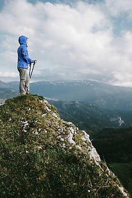 포토 JPG 해외이미지 백인 1 여자 여행 자연 산 한명 사람 성인 야외 여행객 트래킹 하이킹 막대기 모험가 절정 하이커 해외포토 서양인 레저 생태계 파일형식 이미지허브