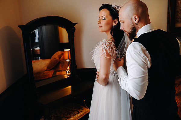 포토 JPG 해외이미지 응시 여자 남자 웨딩드레스 허리손 결혼 신혼부부 면사포 실내 사랑 정장 턱시도 성인 두명 뒷모습 거울 잡기 도움 준비 신랑신부 신부대기실 성인만 웨딩촬영 해외포토 부부 시선 드레스 옷 감정 신부_웨딩 뷰포인트 포즈 신랑 컨셉 모션 사람 이벤트 내부 신혼 결혼소품 기념사진 대기실 파일형식 이미지허브