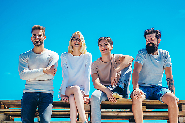 포토 JPG 해외이미지 학생 남자 행복 감정 얼굴 백그라운드 회사 통신 관계 하늘 휴식 수염 함께함 웃음 사람 여러명 야외 파란색 친구 햇빛 뷰티 우정 산책 만남 그룹 단절 해외포토 컬러 다수 컨셉 비즈니스 표정 신체부위 태양 파일형식 이미지허브