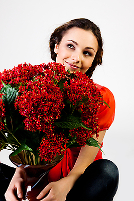 포토 JPG 해외이미지 1 드레스 여자 꽃 행복 얼굴 한명 미소 사람 성인 뷰티 유행 화려 우아함 어깨 긍정 진짜 해외포토 식물 옷 감정 컨셉 표정 신체부위 파일형식 이미지허브