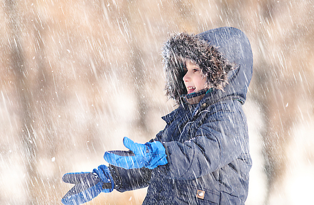 포토 JPG 해외이미지 주간 남자 어린이 겨울 한명 웃음 소년 상반신 야외 옆모습 눈 패딩 소년한명만 해외포토 자연요소 1 계절 뷰포인트 날씨 표정 사람 점퍼 남자한명만 소년만 파일형식 이미지허브