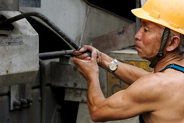 포토 JPG 해외이미지 직업 모자 손 남자 산업 노동자 직장 한명 사람 동양인 여름 중국 기계 건설현장 업무 작업 안전모 캡모자 콘크리트 해외포토 모자_잡화 1 잡화 계절 아시아 회사 건설업 인종 신체부위 헬멧 안전장비 파일형식 이미지허브